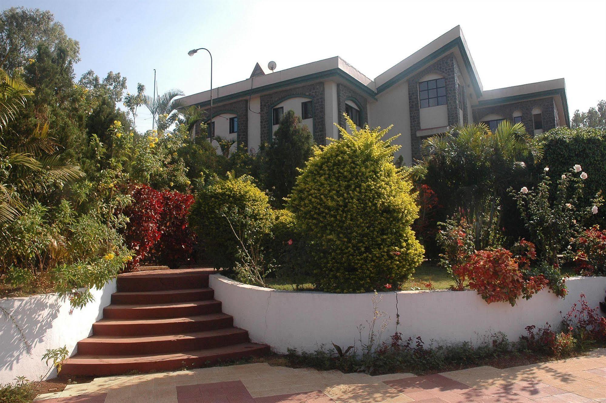 Aveda Blue Country Resort Panchgani Exterior photo